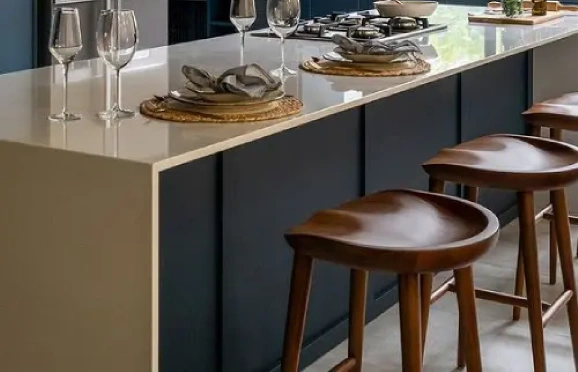 Bancos rústicos remetem à natureza.